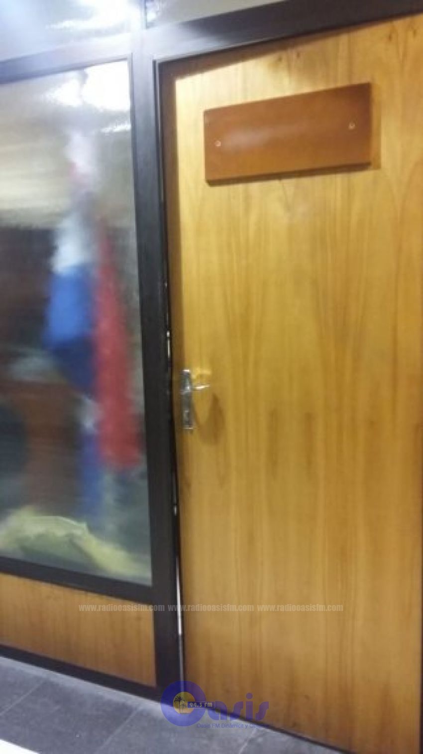 Payo ingresó a su oficina a las patadas