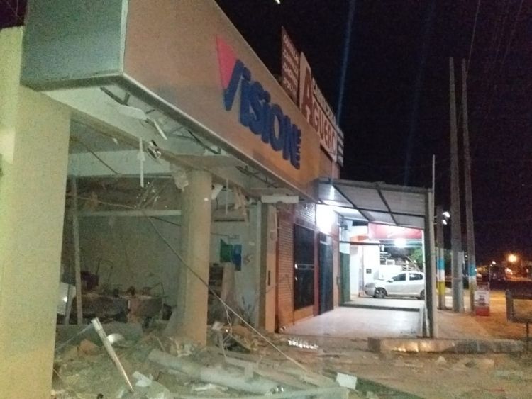 Tipo Comando asaltan banco en Cruce Liberación