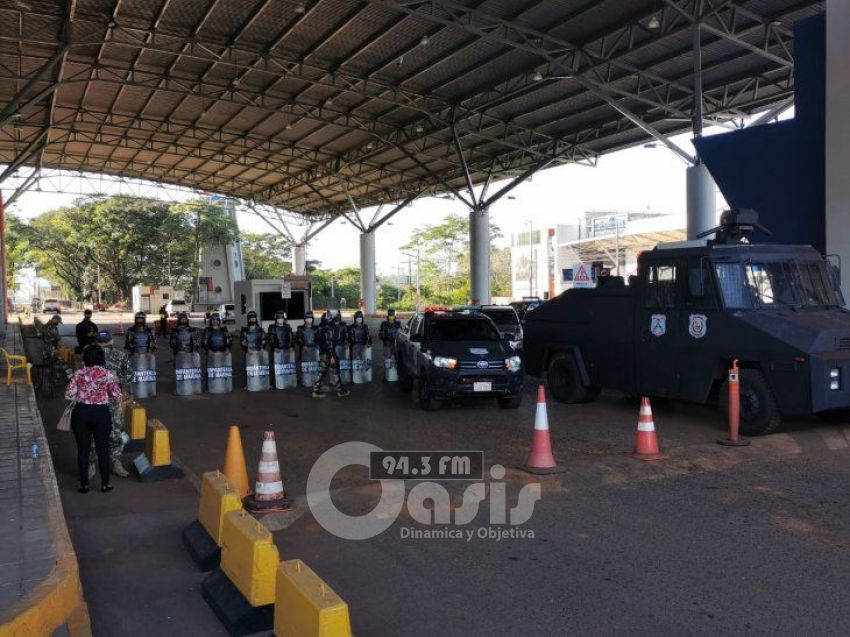 Brasileños quieren abrir a la fuerza el Puente de la Amistad