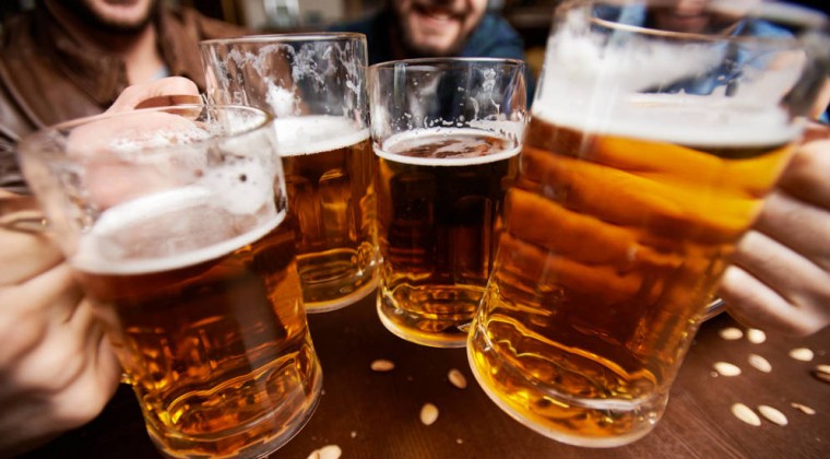 Beber alcohol con los colegas no ayuda a ganar más, muestra un estudio