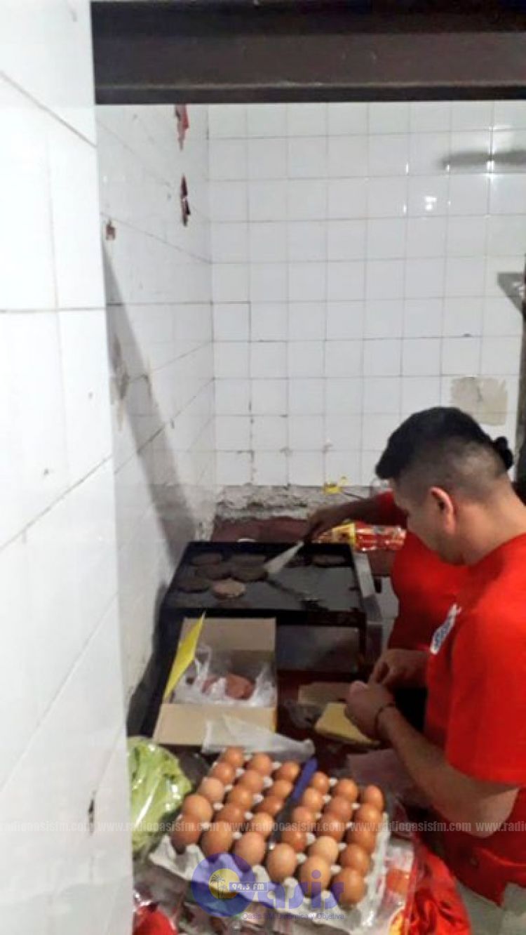 Robaron una caja de hamburguesa y terminaron cocinando para policías