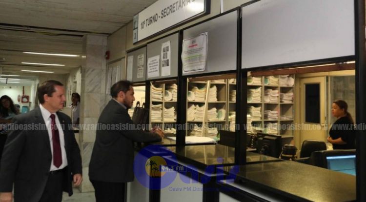 Titular de la Corte hace visita sorpresa para controlar asistencia de funcionarios
