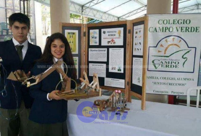 Estudiante paraguaya es premiada por crear robot reciclado