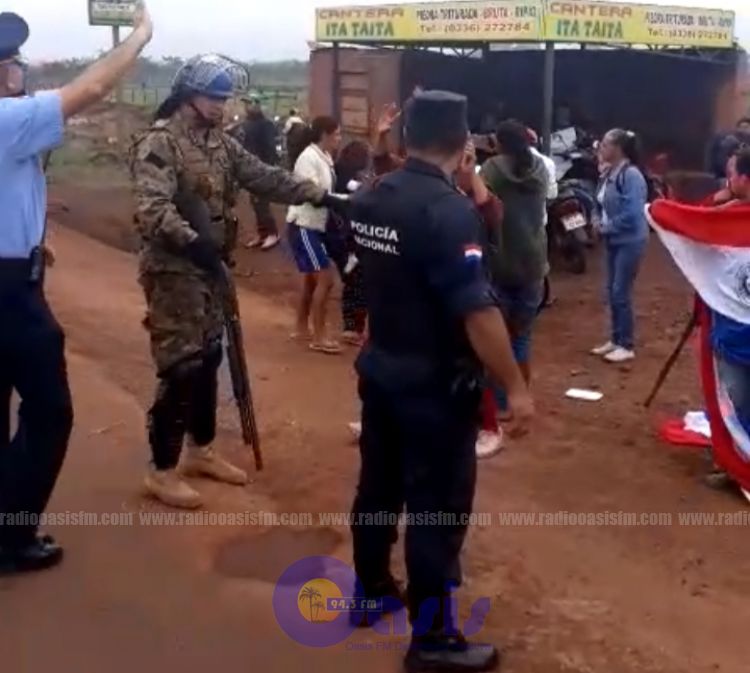 Policía despeja ruta cerrada por grupo de sintechos  en Pedro Juan