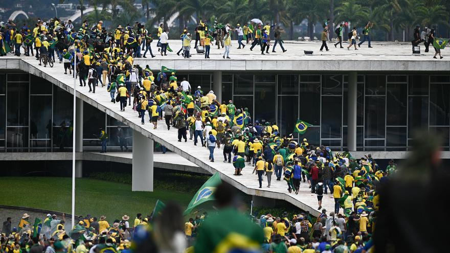 Bolsonaristas radicales invaden el Palacio presidencial de Brasil