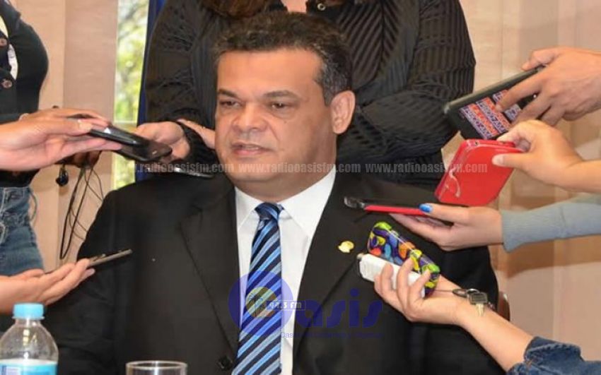 Diputado propone pagar seguro VIP de su salario