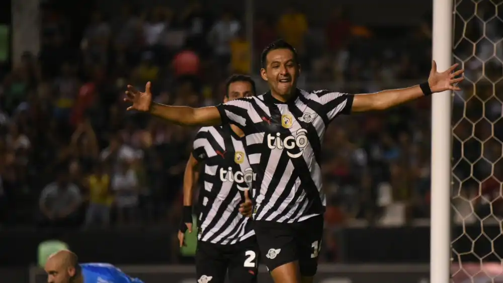Libertad arrolla a Ameliano y sobrepasa en la tabla al Gallo