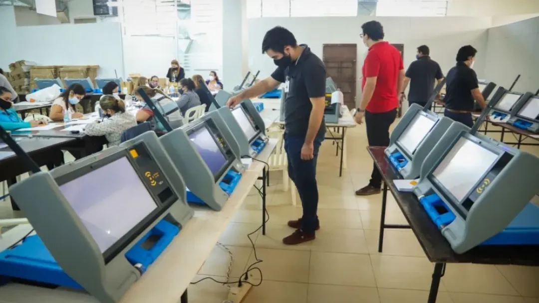 Pese a cuestionamientos de senadores, TSJE continuará con compra de máquinas de votación,