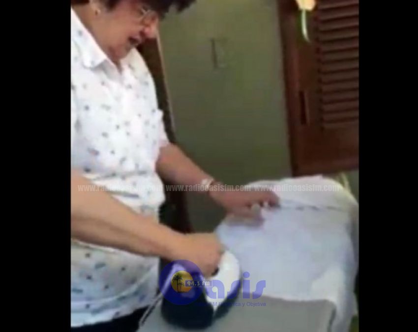 Docente enseña a sus alumnos cómo planchar sus camisas y es elogiada en redes