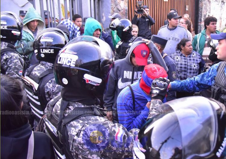 Fiscalía imputa a dos hinchas que fueron detenidos por muerte de joven