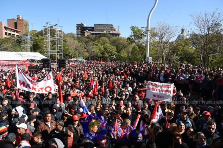 Principales calles del microcentro bloqueadas por marea colorada