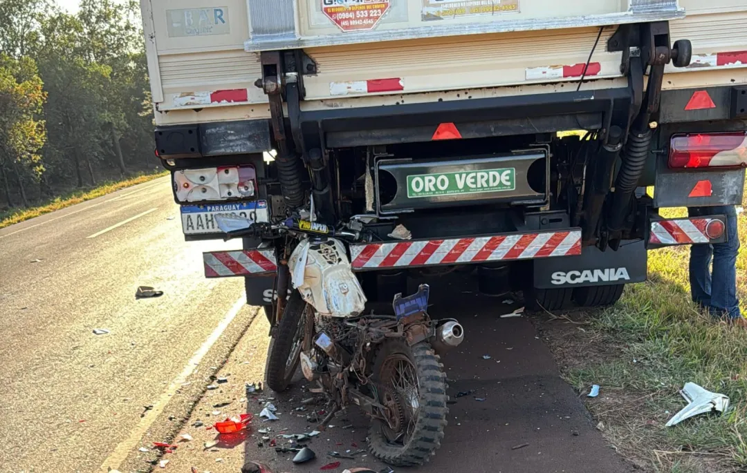 Trágico accidente en Amambay: motociclista pierde la vida tras colisión contra camión
