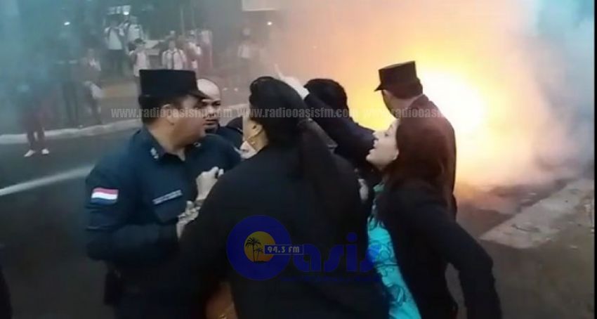 Incidentes y quema de cubiertas durante manifestación contra Ibáñez