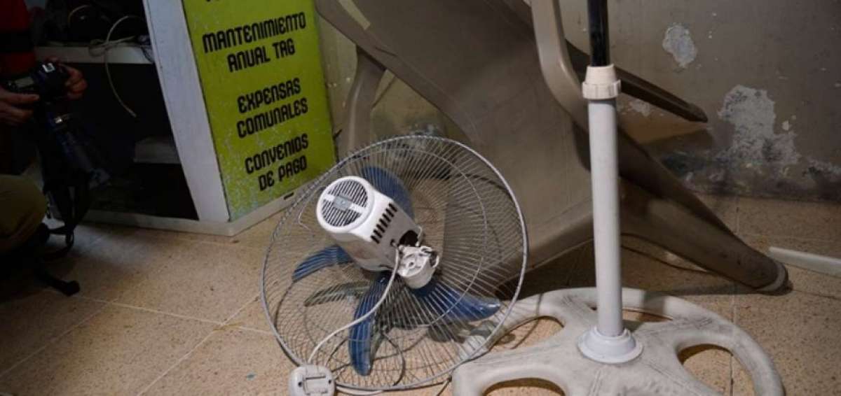 Encontró a su ex en la cama con su hermano y los agredió con un ventilador