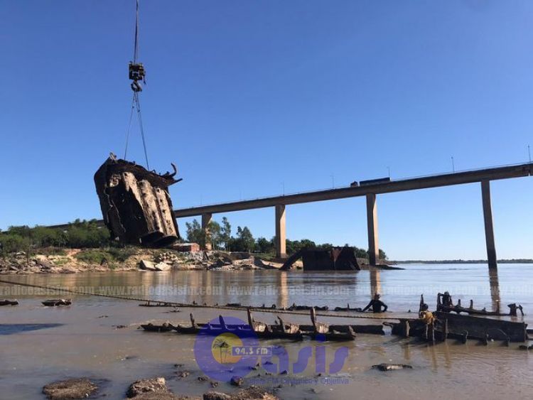 Buque Paraguarí: aceleran trabajos de rescate ante crecida del río
