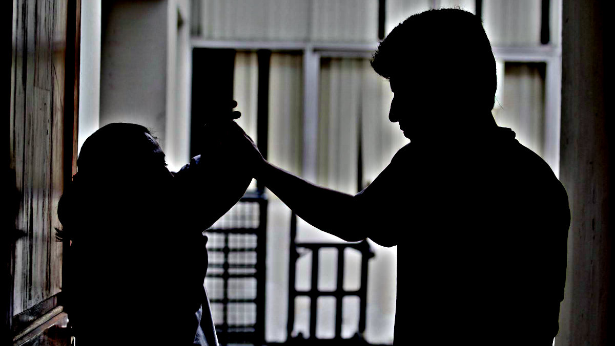 Joven de 25 años fue aprehendido tras agredir físicamente a su expareja