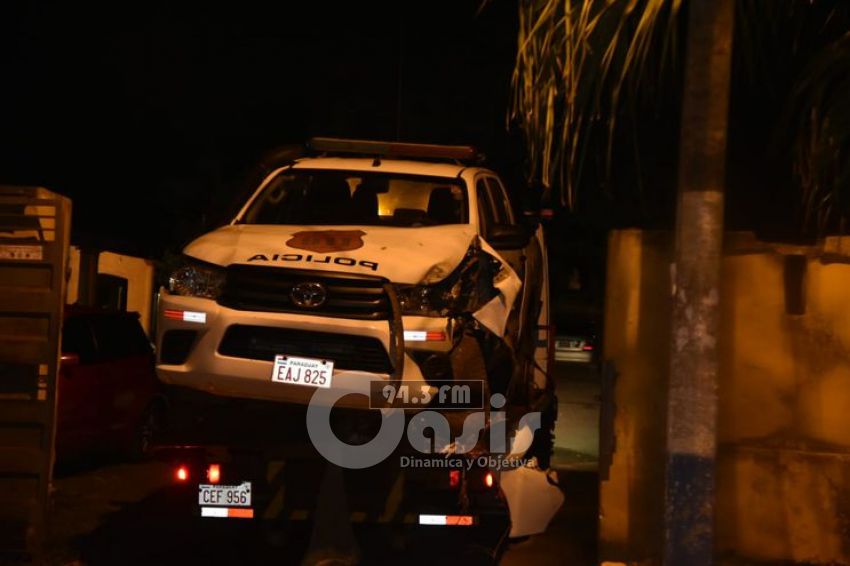 Policía intervino en festejo, mientras un hombre subió a la patrullera y la chocó