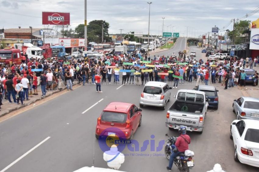 Protestan en ruta Transchaco contra impuesto a vehículos usados