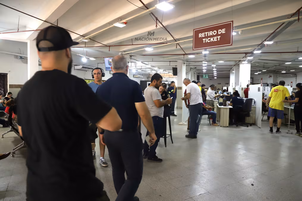 Cédulas ilegales para 10 extranjeros: 20 funcionarios de Identificaciones sumariados