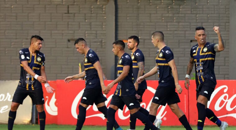 El Triqui de Lucas Barrios debuta en Primera con gran triunfo