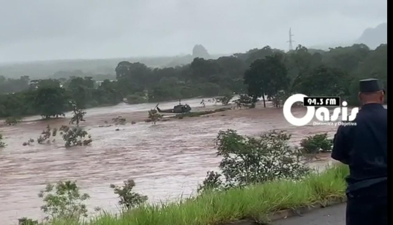 Rescatan a pobladores tras desborde del río Aquidabán en Amambay