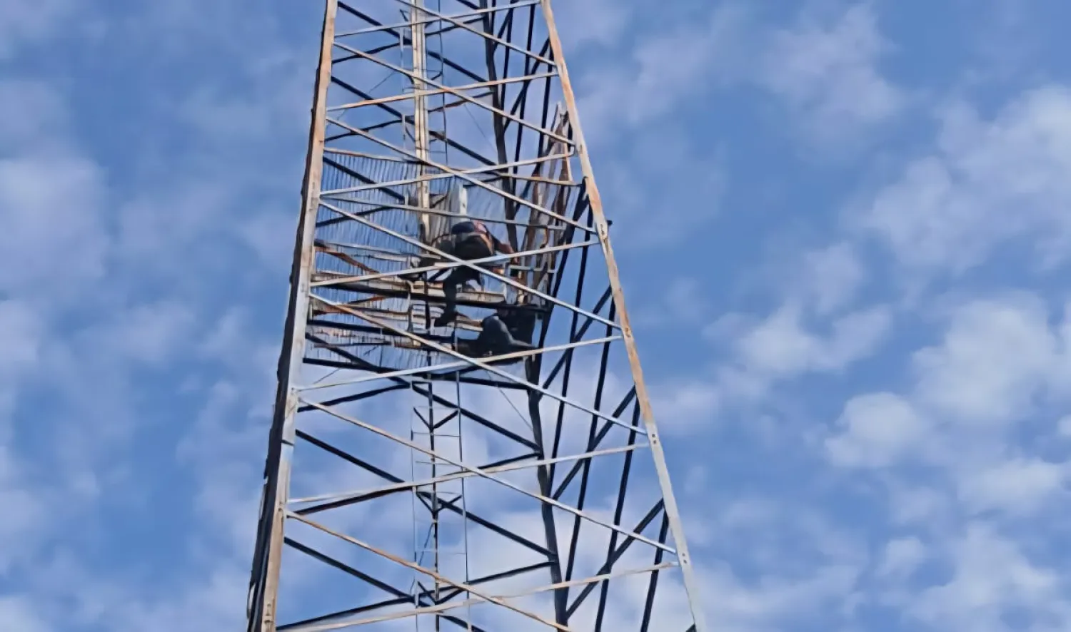 Bomberos rescatan a un hombre de 41 años tras ascenso a torre