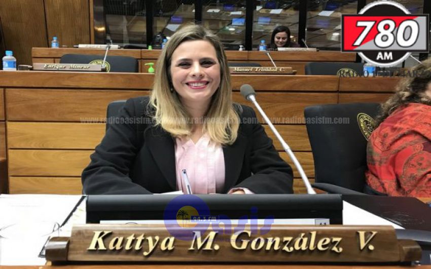 Kattya González impulsaría pérdida de investidura de Ulises Quintana