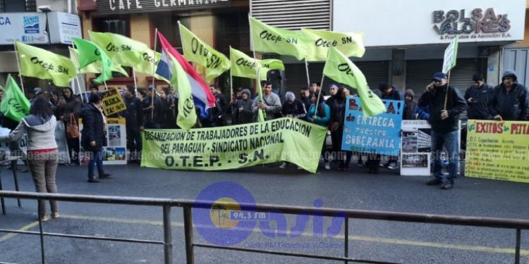 Docentes amenazan con huelga por desacuerdo con Presupuesto General