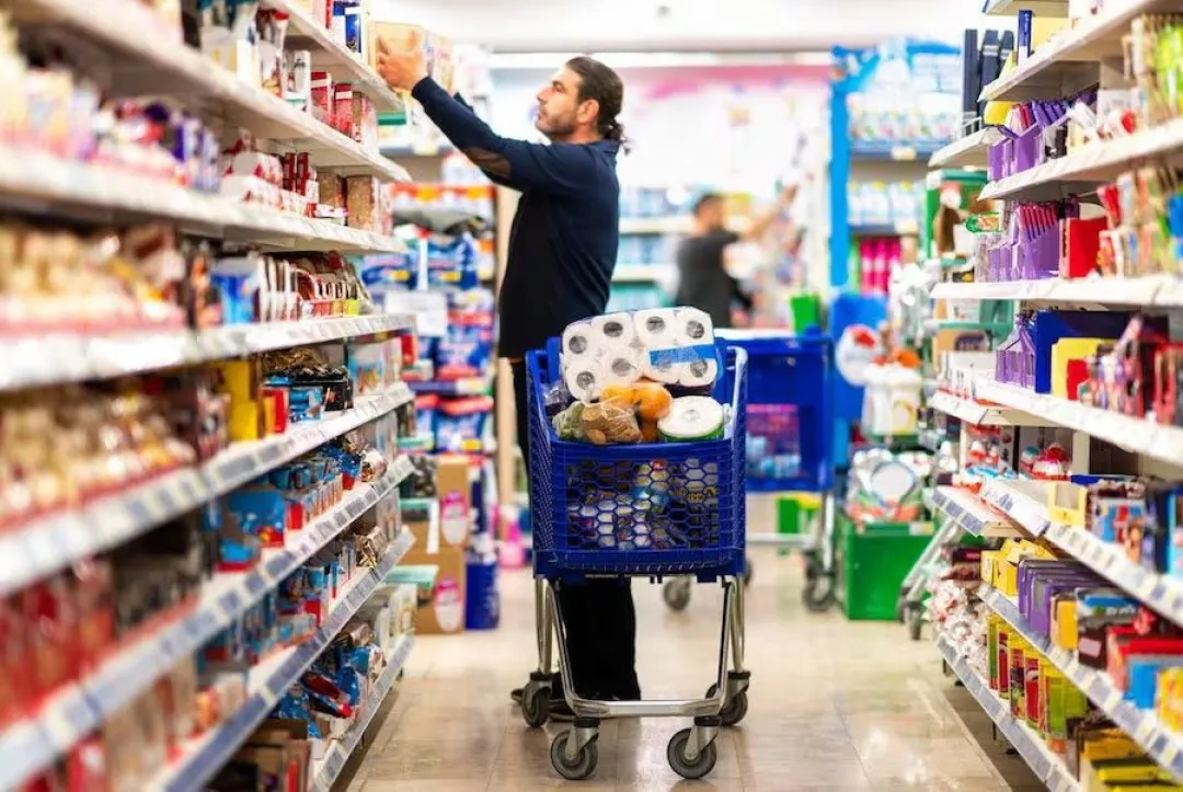 Gobierno y sectores productivos coinciden en cuidar el bolsillo del consumidor tras baja del dólar