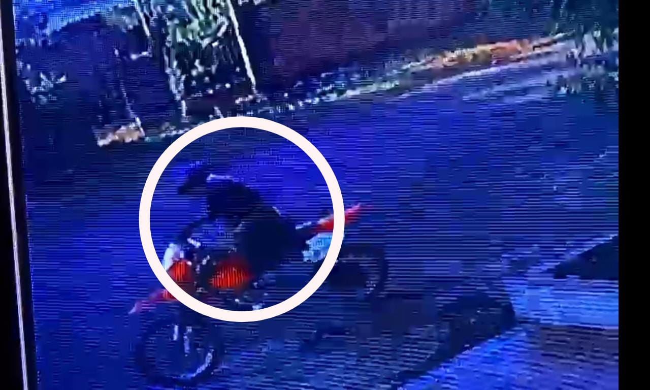 Roban motocicleta de en frente de la casa de la víctima