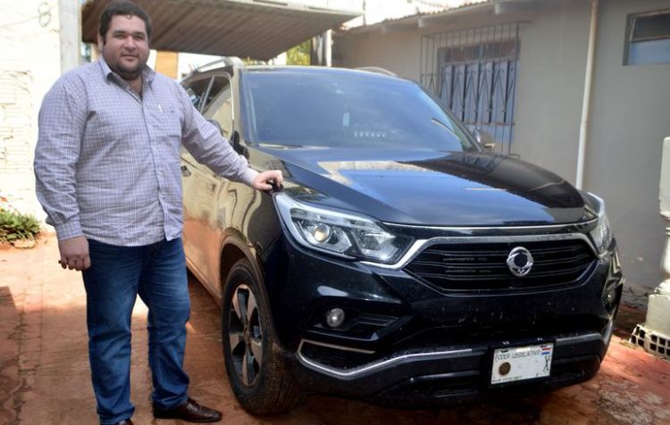 Diputado alega que un "amigo" le rob su chapa oficial