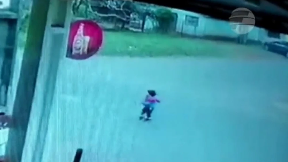 Niño cae de una camioneta y se salva de milagro