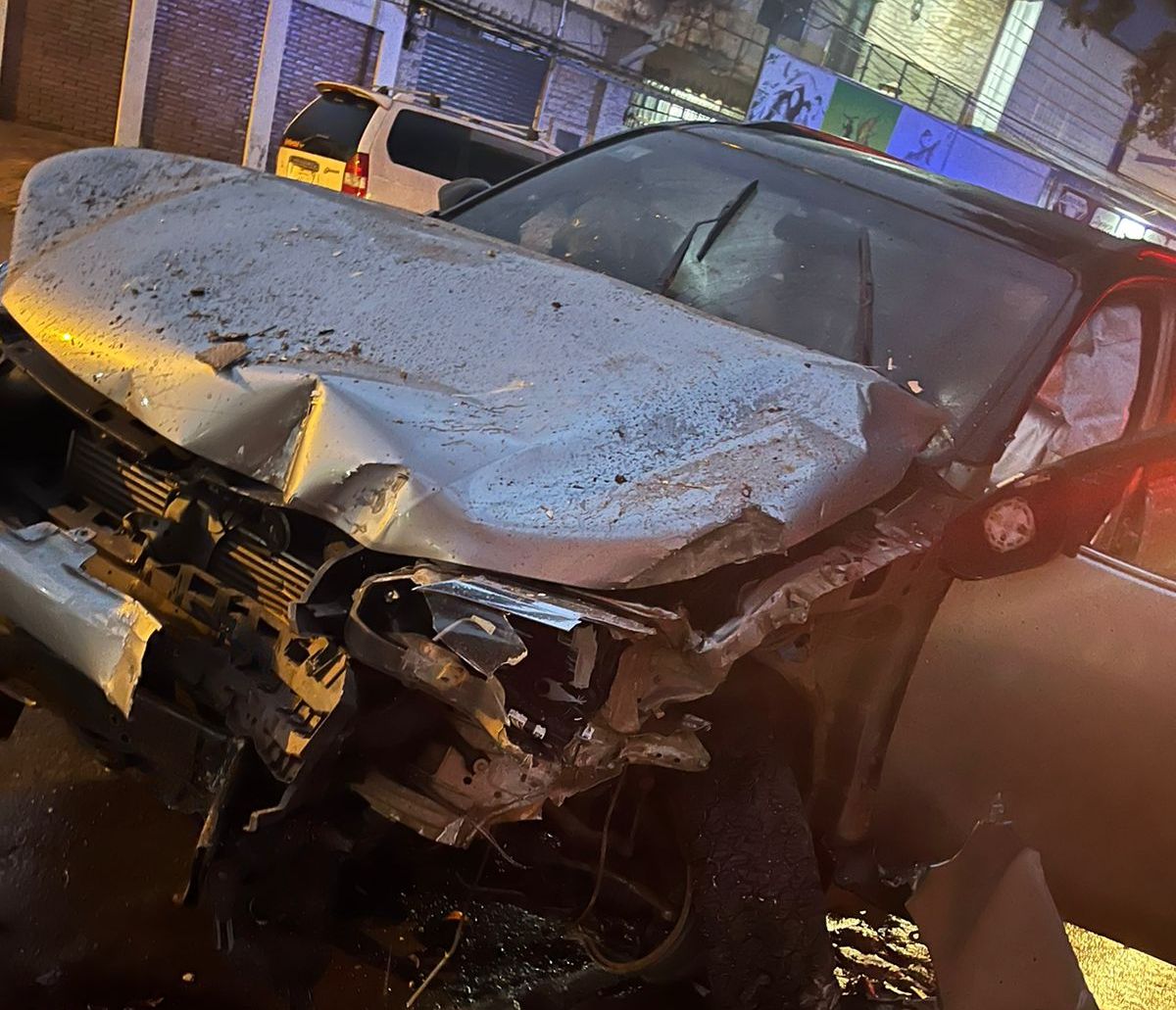 Tras chocar contra la fachada de un hotel, conductor huyó pero fue detenido