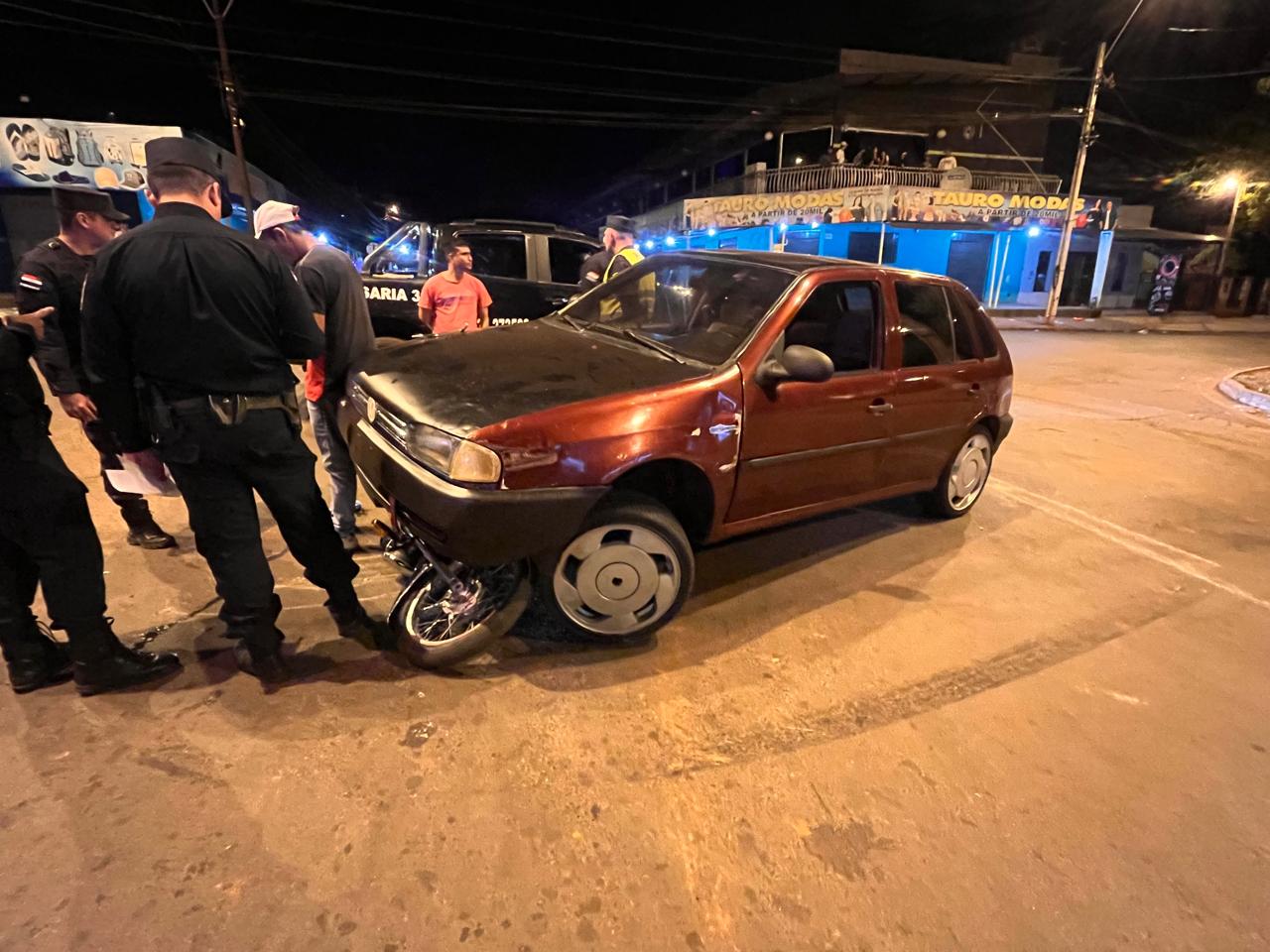 Discusión entre parejas derivó en disparos contra un vehículo y una persona resultó herida