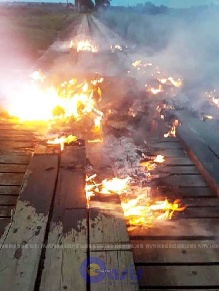 Incendian puente y dejan aisladas a miles de personas de varios distritos