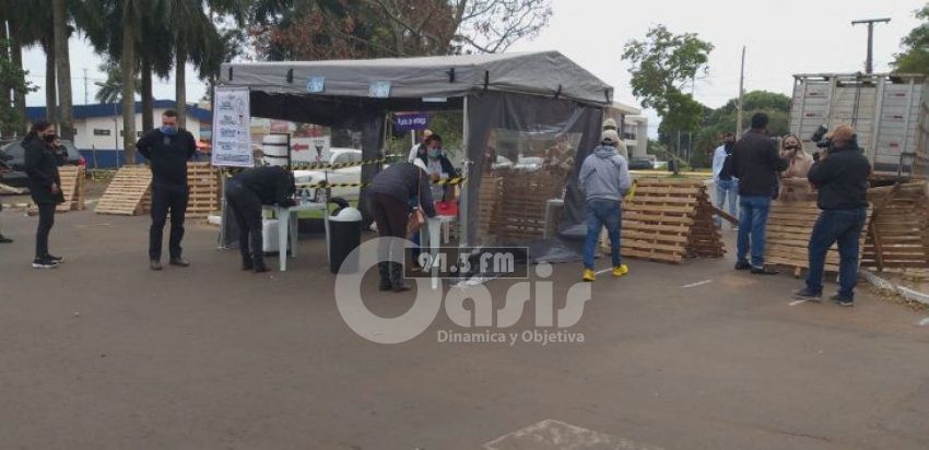 Docentes de Ponta PorÍ£ entregan tareas a través de toldos de delivery fronterizo