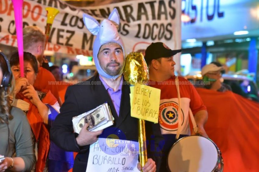 Con huevos intentan repeler a manifestantes