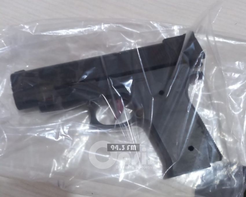 Alumno de un colegio de Pedro Juan, amenazó con una réplica de pistola en Pedro Juan.