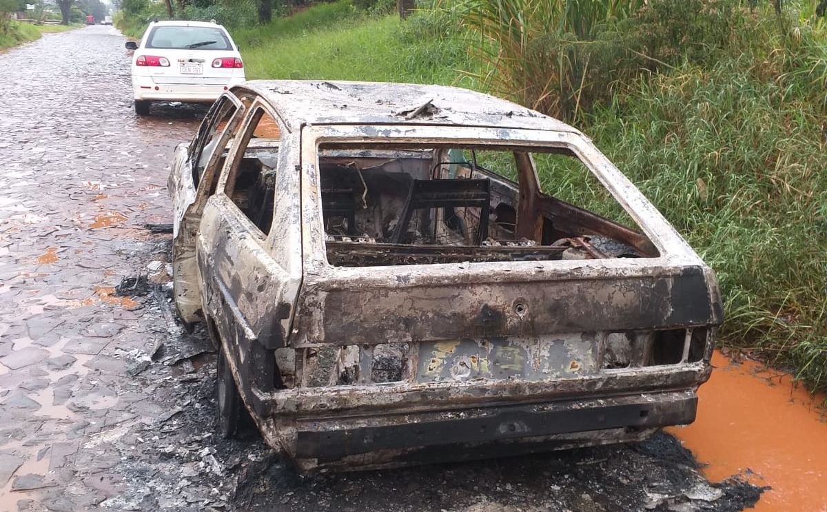 Llamas consume completamente un vehículo