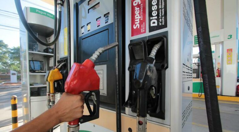 Tras anuncio de Petropar, emblemas privados también bajan sus precios en combustibles