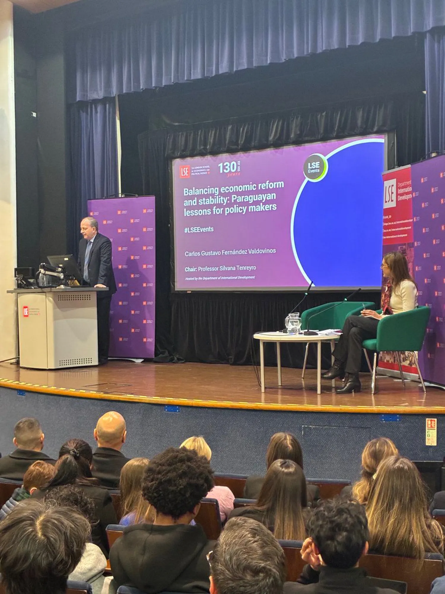 Carlos Fernández Valdovinos expuso el modelo económico de Paraguay en la prestigiosa London School en Reino Unido