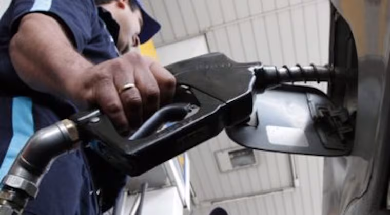 Emblemas privados suben precios del combustible