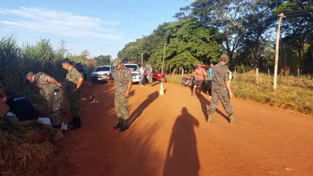 Hallan un cadáver al costado de un camino vecinal en Santa Rosa del Aguaray