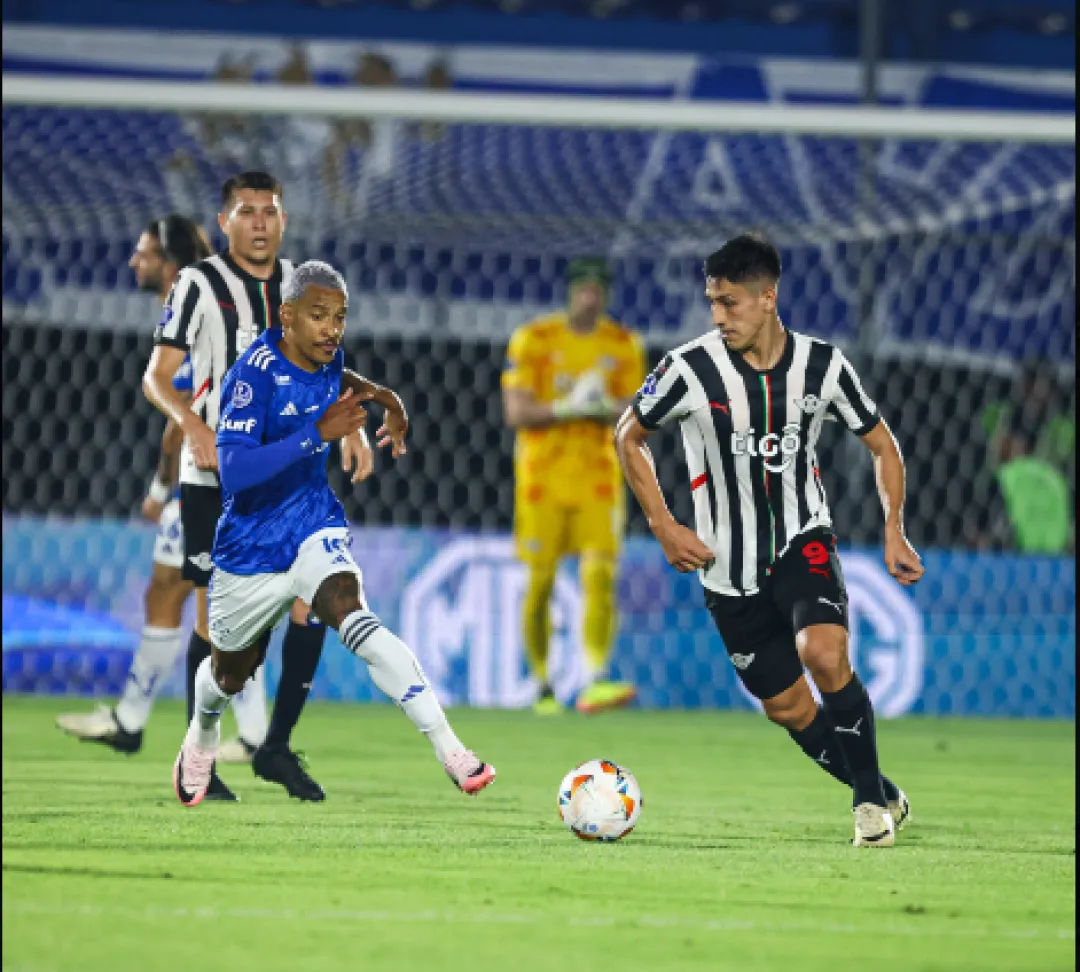 Sin ideas y poco fútbol, Libertad al borde de la eliminación