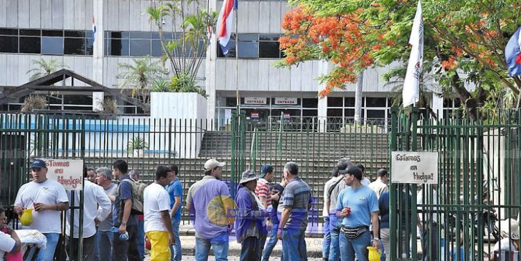 Funcionarios de la ANDE cierran sede central y dejan a la deriva a usuarios