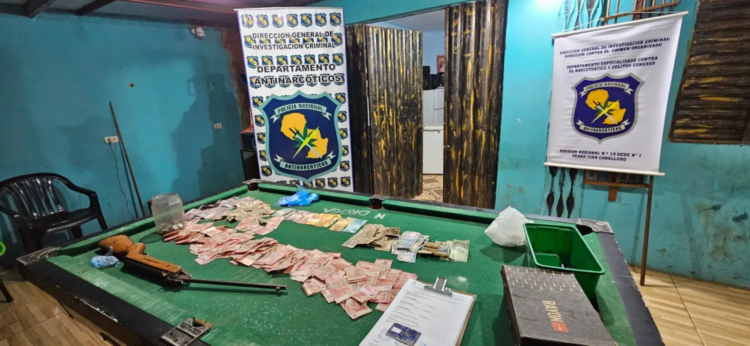 Incautan rifle, cocaína y dinero en operativo antidrogas en Pedro Juan
