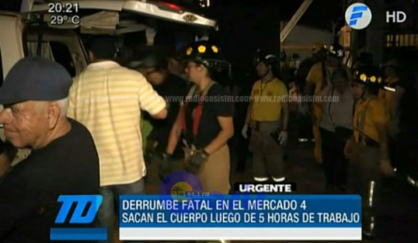 Bomberos rescatan cuerpo de obrero atrapado en derrumbe