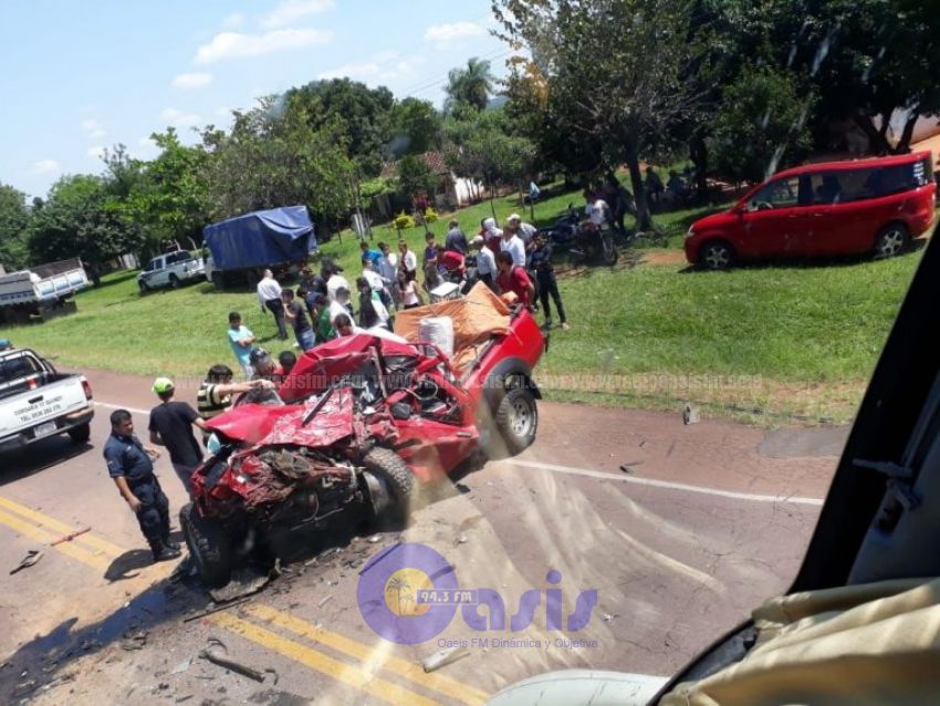 Ómnibus y camioneta chocan en Quiindy