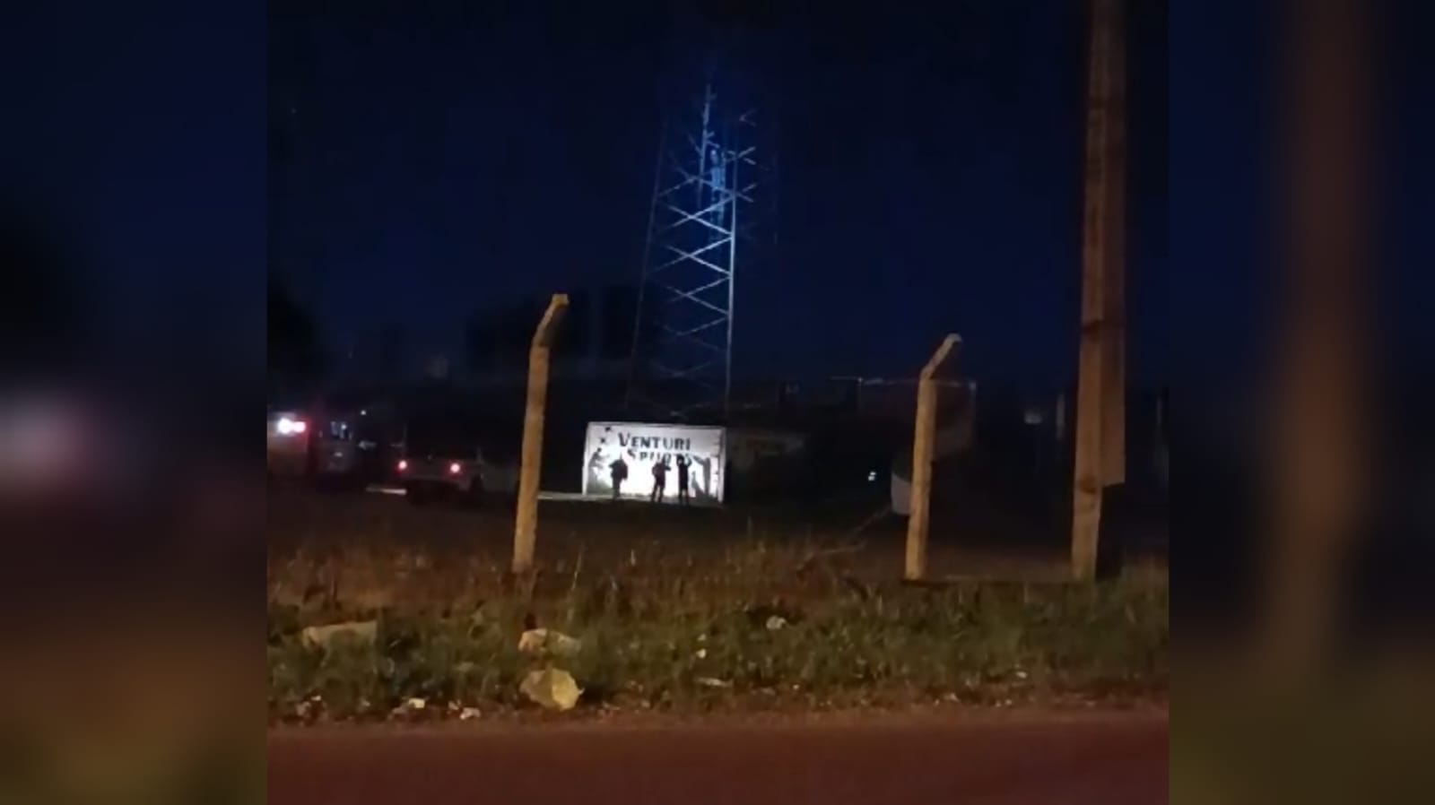 Tras amenazas de lanzarse de una torre, joven es rescatado