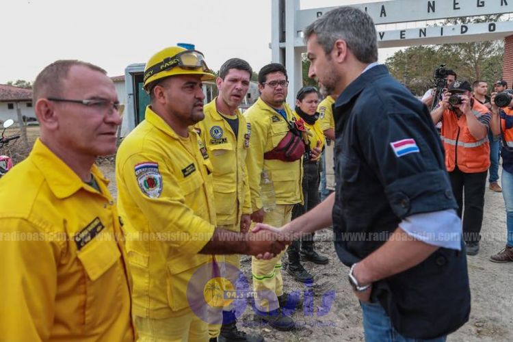 Presidente visita zona de incendios y anuncia ayuda internacional